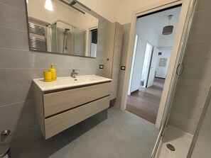 Shower, hair dryer, bidet, towels - Ideal family apartment in north Rome area with parking space and balcony (Roma)