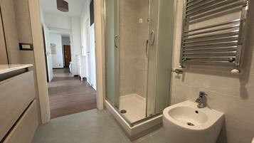 Doccia, asciugacapelli, bidet, asciugamani