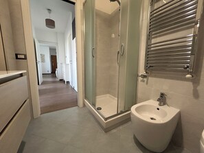 Shower, hair dryer, bidet, towels - Ideal family apartment in north Rome area with parking space and balcony (Roma)