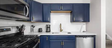 Fridge, microwave, stovetop, dishwasher