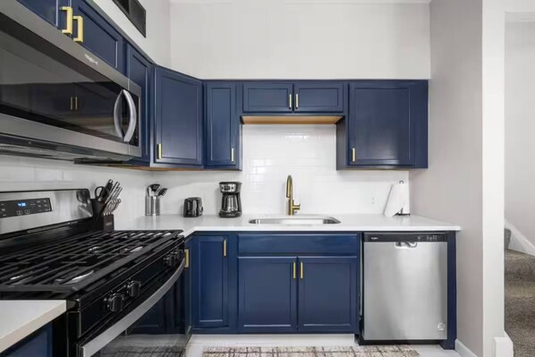 Kühlschrank, Mikrowelle, Herdplatte, Geschirrspüler