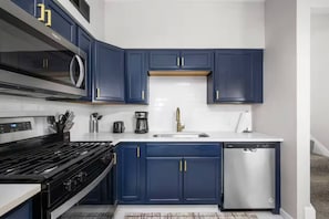 Refrigerador, microondas, parrilla de estufa y lavavajillas