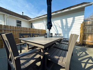 Outdoor dining - Renovated Historic Duplex East Davenport Village (Davenport)