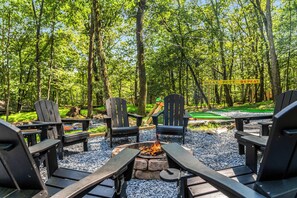 Property grounds - Night Golf, Fire Pit, Game Room, Hot Tub, Theater room, Lake Access Fun house! (East Stroudsburg)