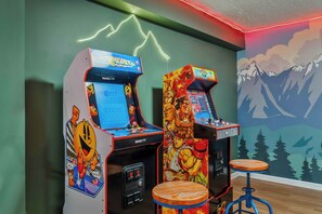 Game room - Night Golf, Fire Pit, Game Room, Hot Tub, Theater room, Lake Access Fun house! (East Stroudsburg)