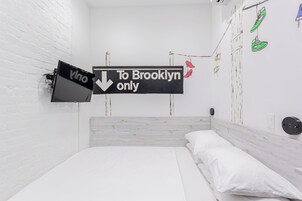 Standard Queen | Iron/ironing board, free WiFi, bed sheets