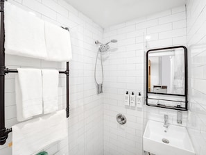 Douche, articles de toilette gratuits, sèche-cheveux