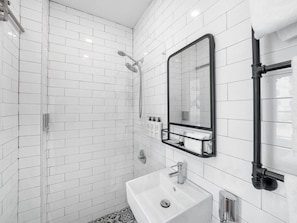 Douche, articles de toilette gratuits, sèche-cheveux