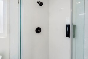 Douche, sèche-cheveux, serviettes fournies, savon