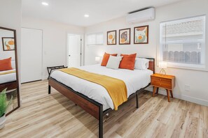 Strygejern/strygebræt, internetforbindelse, sengetøj