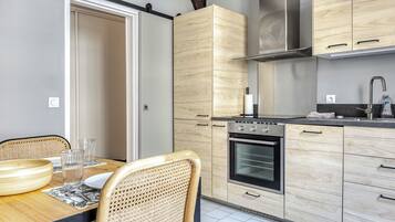 Réfrigérateur, micro-ondes, four, plaque de cuisson