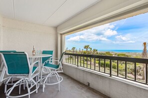 Outdoor dining - Amelia Surf & Racquet Club Condo | Oceanfront | 2nd Floor | Pools | Tennis Courts | Sleeps 8 (Fernandina Beach)