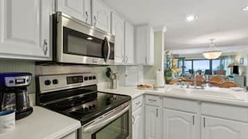 Réfrigérateur, micro-ondes, four, plaque de cuisson