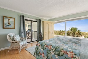 2 habitaciones, escritorio y tabla de planchar con plancha 