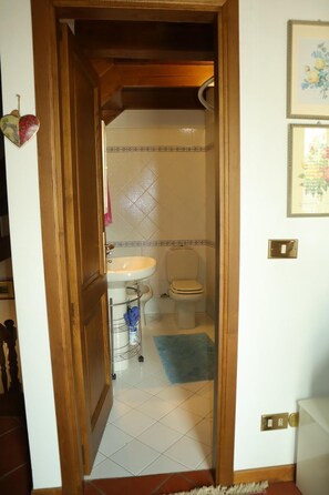 Sèche-cheveux, bidet, serviettes fournies, savon