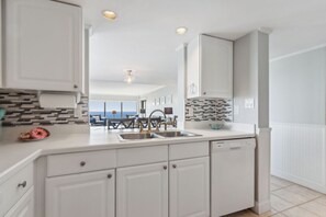 Cookware/dishes/utensils, paper towels