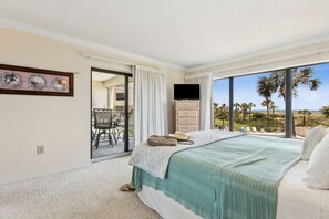 2 habitaciones, escritorio y tabla de planchar con plancha 