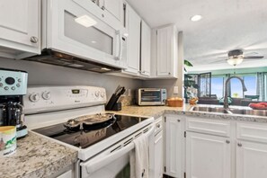 Een koelkast, een microgolfoven, een oven, een kookplaat