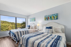 2 habitaciones, escritorio y tabla de planchar con plancha 
