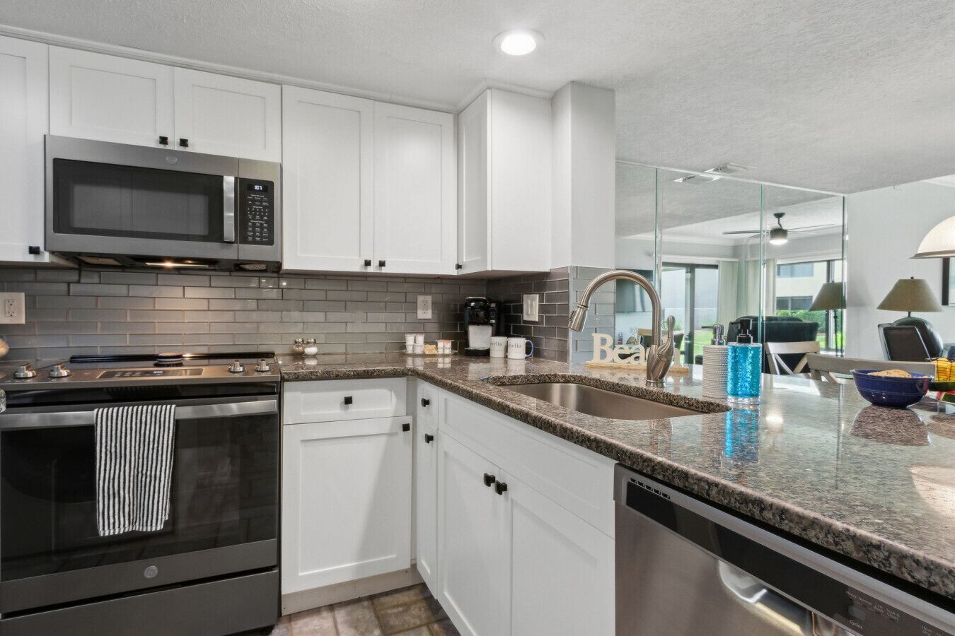 Kylskåp, mikrovågsugn, ugn och spishäll