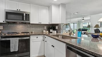 KylskÄp, mikrovÄgsugn, ugn och spishÀll