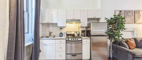 Jääkaappi, uuni, liesi, kahvin-/teenkeitin