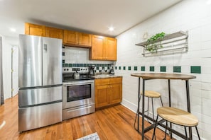 Fridge, oven, stovetop, coffee/tea maker
