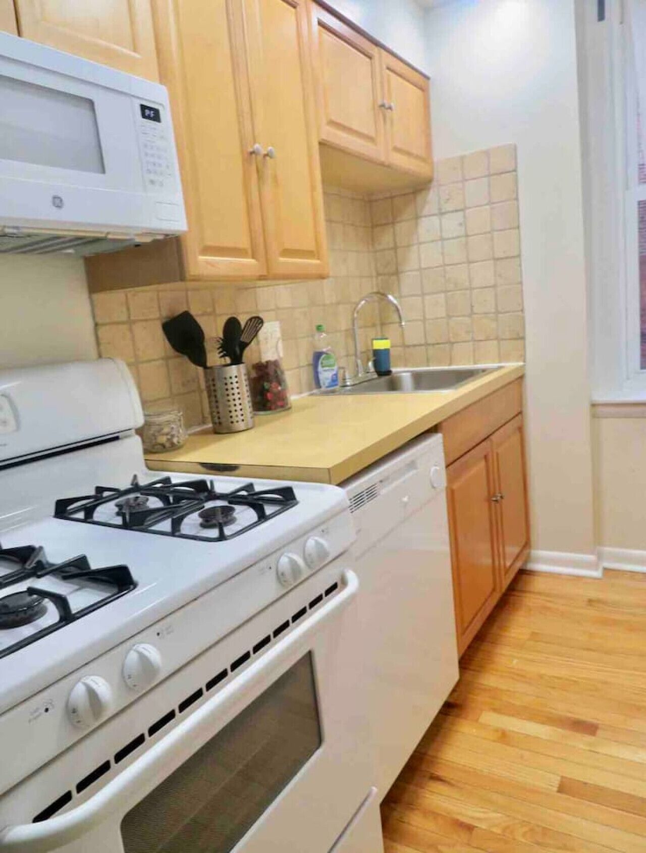 Fridge, microwave, oven, coffee/tea maker