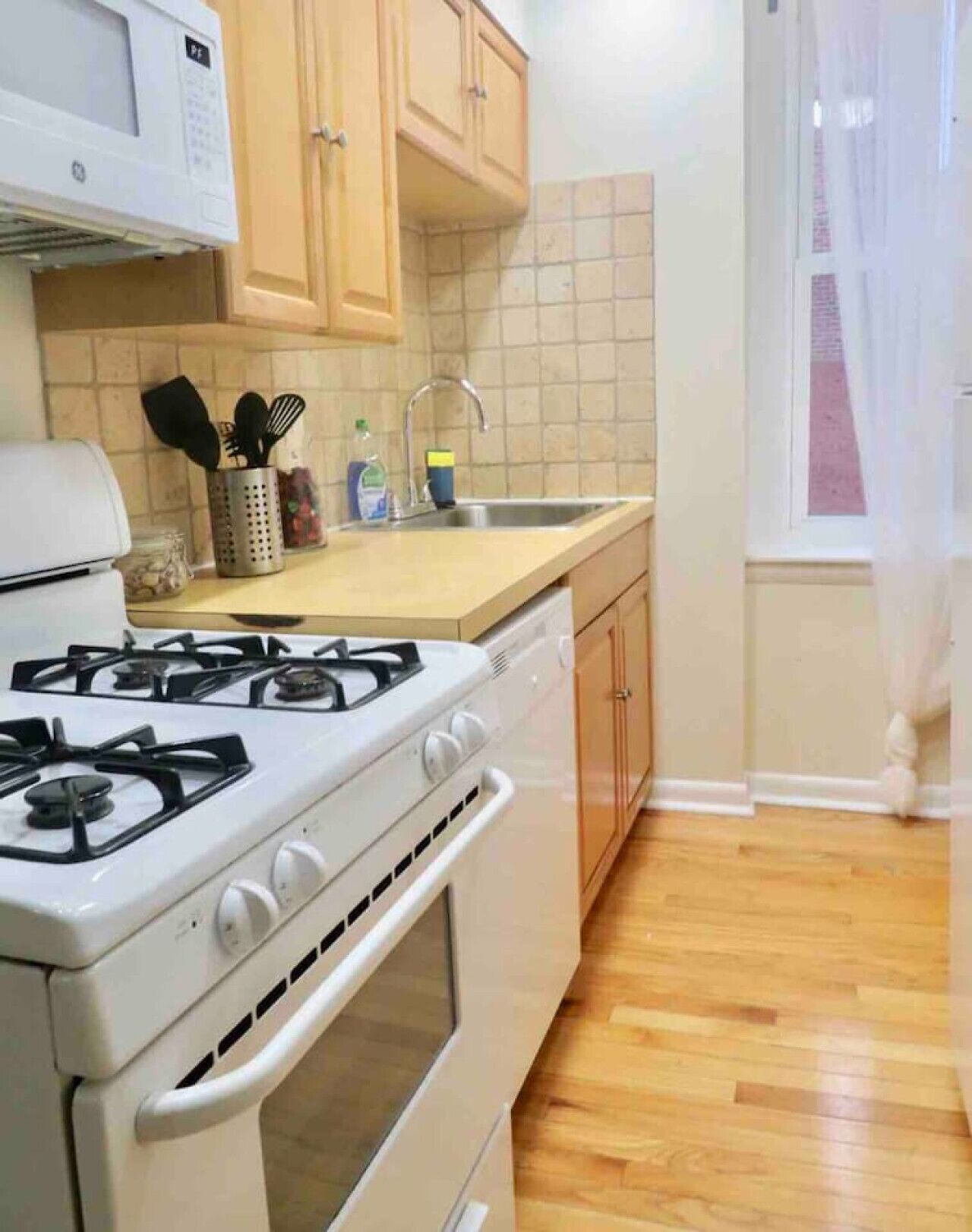 Fridge, microwave, oven, coffee/tea maker