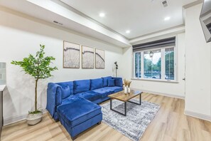 TV - New 2/2 Across from Fairmount Park | 10 Mins to DT (Philadelphia)