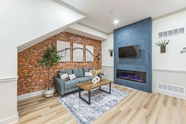 TV, fireplace