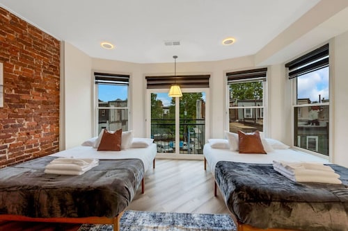 New 2/2 Across from Fairmount Park | 10 mins to DT