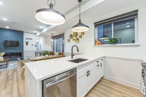 雪櫃、微波爐、焗爐、爐具