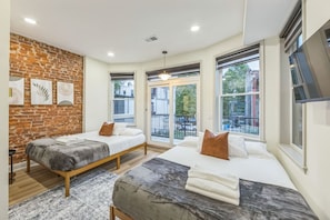 2 habitaciones, escritorio, tabla de planchar con plancha y wifi