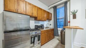 Een koelkast, een microgolfoven, een oven, een kookplaat