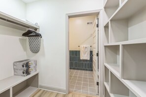 Interior - Bi-Level 2/2 w/Rooftop | Sleeps 12 | 10 min to DT (Philadelphia)