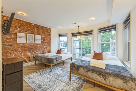 2 bedrooms, desk, iron/ironing board, WiFi. Bi-Level 2/2 w/Rooftop | Sleeps 12 | 10 min to DT
