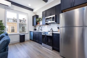 Réfrigérateur, micro-ondes, four, plaque de cuisson