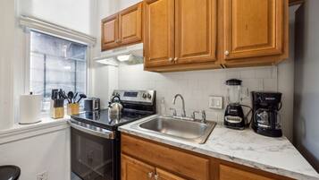 Fridge, oven, stovetop, coffee/tea maker