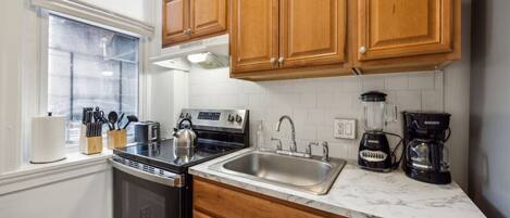 Réfrigérateur, un four, surface de cuisson, cafetiÚre-théiÚre