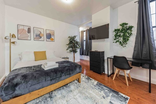 Desk, iron/ironing board, WiFi, bed sheets