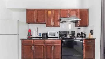 Kjøleskap, mikrobølgeovn, ovn og kokeplater