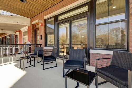 2BR w/Balcony| Fairmount Park | 10 mins to DT