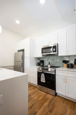 Refrigerador, microondas, horno, placa de cocina