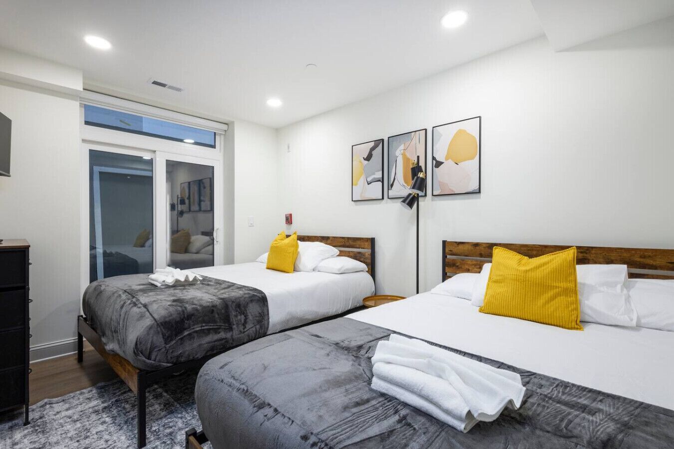 2 dormitorios, escritorio, tabla de planchar con plancha y wifi