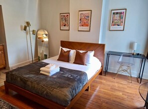 Desk, iron/ironing board, WiFi, bed sheets