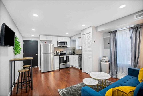 Modern, Stylish Center City 1/1 Perfect Location!
