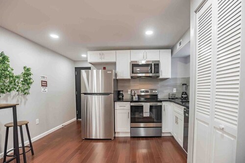 Modern, Stylish Center City 1/1 Perfect Location!