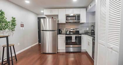 Modern, Stylish Center City 1/1 Perfect Location!