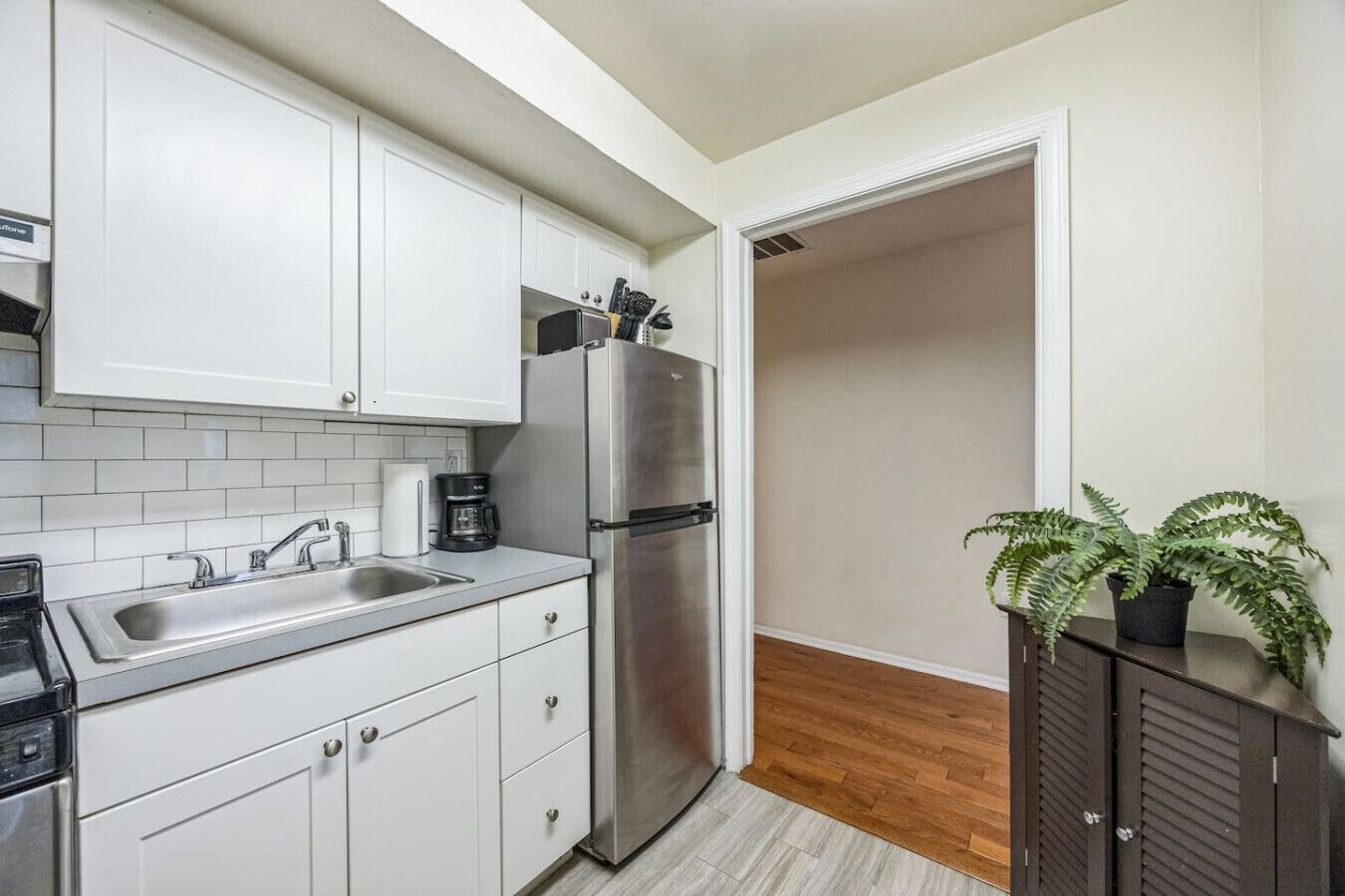 Fridge, oven, stovetop, coffee/tea maker